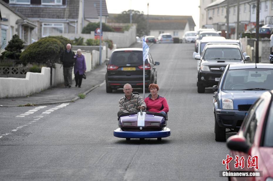 重溫童年歡樂 英國夫婦駕駛改裝碰碰車上路