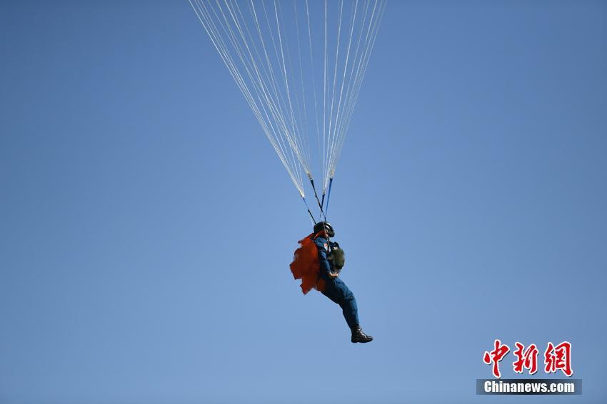 空軍第十二批女飛行學(xué)員完成首次跳傘