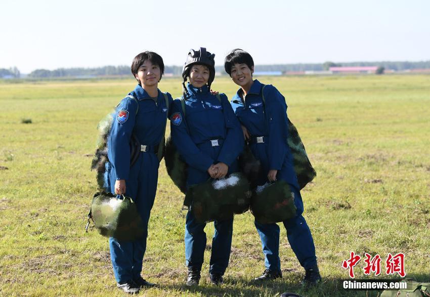 空軍第十二批女飛行學(xué)員完成首次跳傘