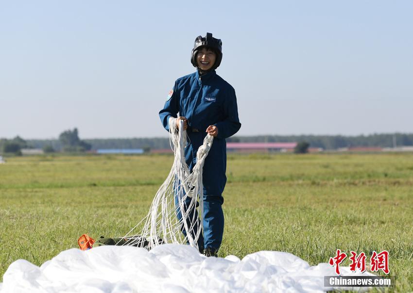 空軍第十二批女飛行學(xué)員完成首次跳傘