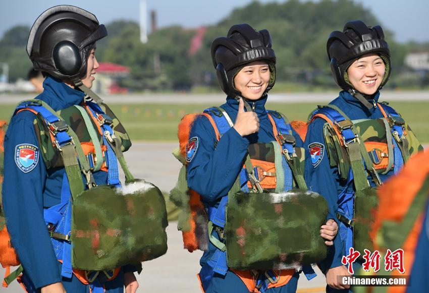 空軍第十二批女飛行學員完成首次跳傘