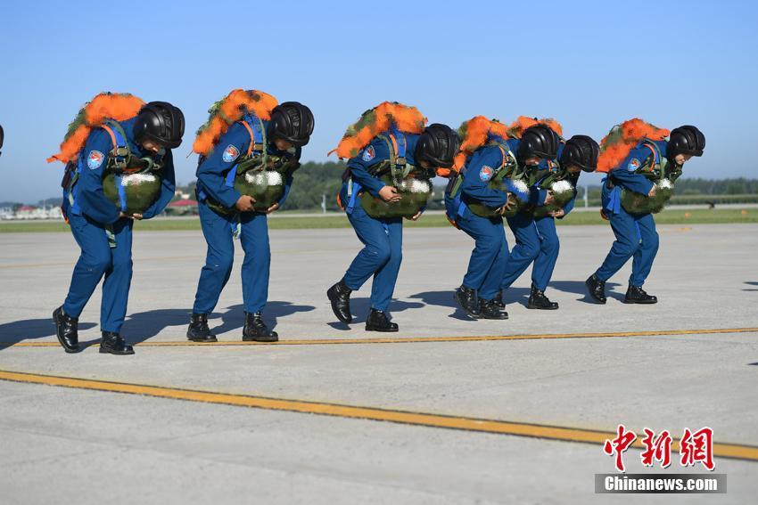 空軍第十二批女飛行學(xué)員完成首次跳傘