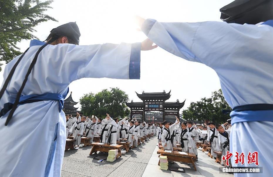 南京夫子廟小學(xué)新生行古禮點朱砂“開筆破蒙”