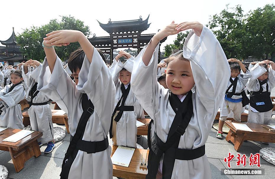 南京夫子廟小學(xué)新生行古禮點(diǎn)朱砂“開筆破蒙”