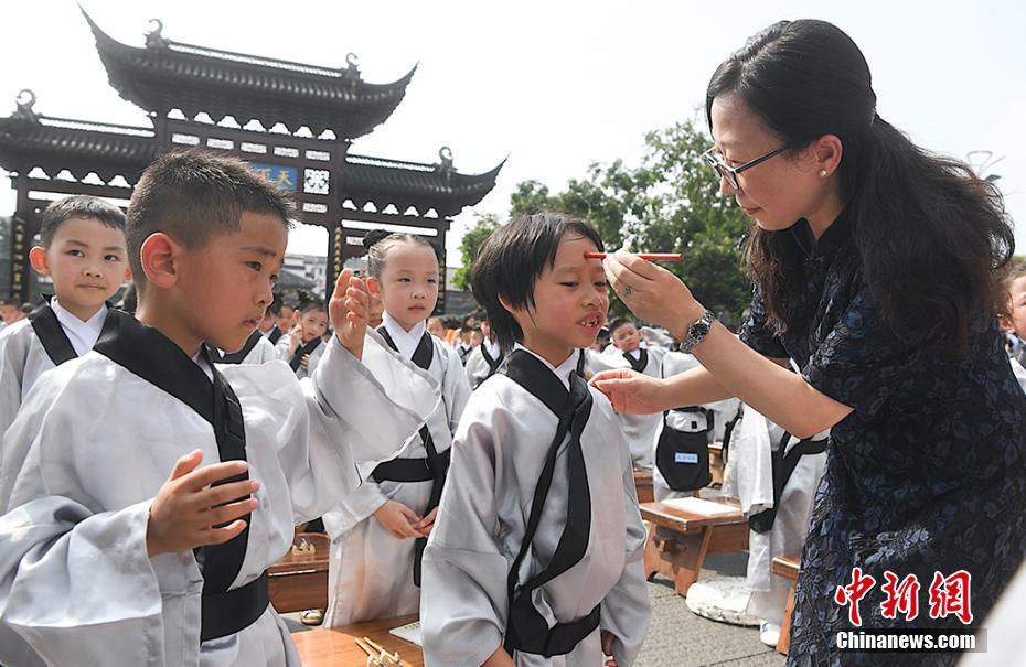 南京夫子廟小學(xué)新生行古禮點朱砂“開筆破蒙”