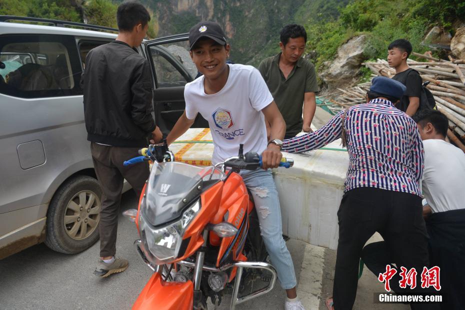 中國最后一個(gè)不通公路建制村的孩子們乘坐汽車上學(xué)