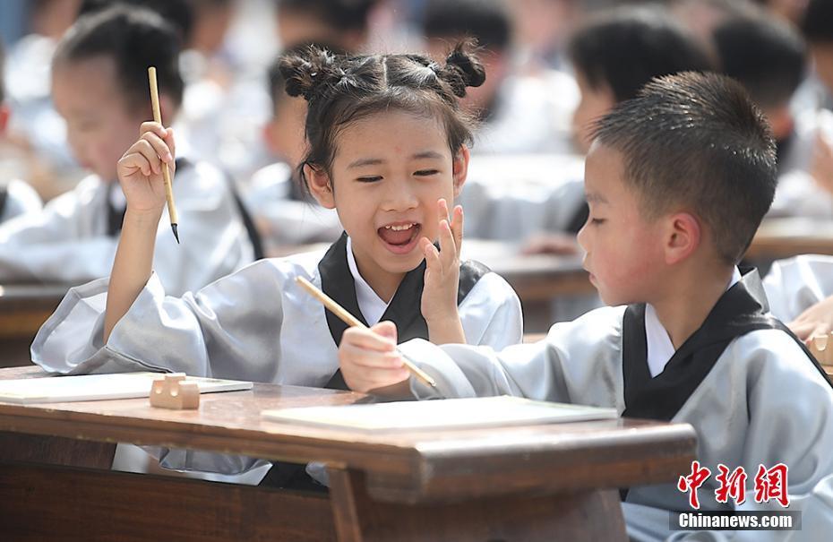 南京夫子廟小學新生行古禮點朱砂“開筆破蒙”