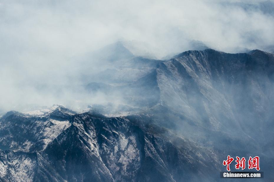 美國西部山火持續(xù)蔓延 山脈煙霧繚繞