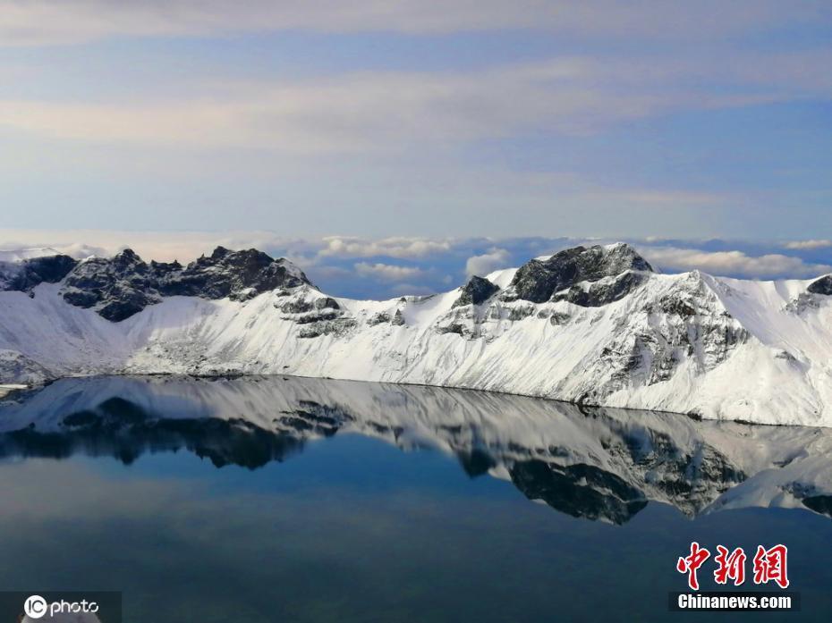 長白山迎來入秋后首場大雪 雪后美景“震撼刷屏”