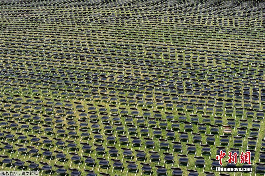 美國華盛頓擺放2萬張空椅子悼念新冠逝者