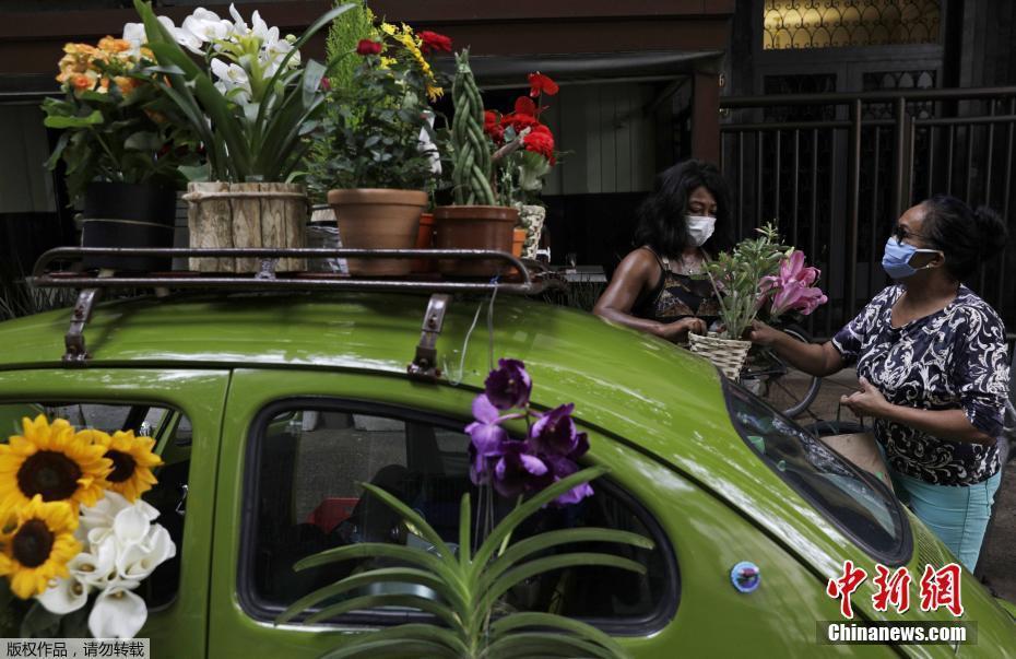 巴西女子開設(shè)流動花店 復(fù)古轎車被鮮花包裹
