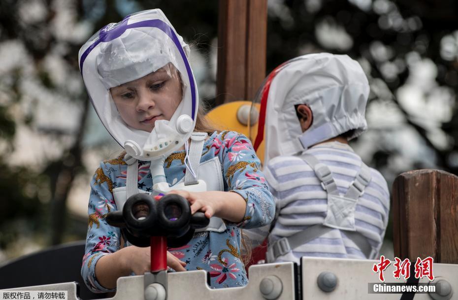 哥倫比亞工程師設計出防疫泡泡頭盔 備受兒童青睞