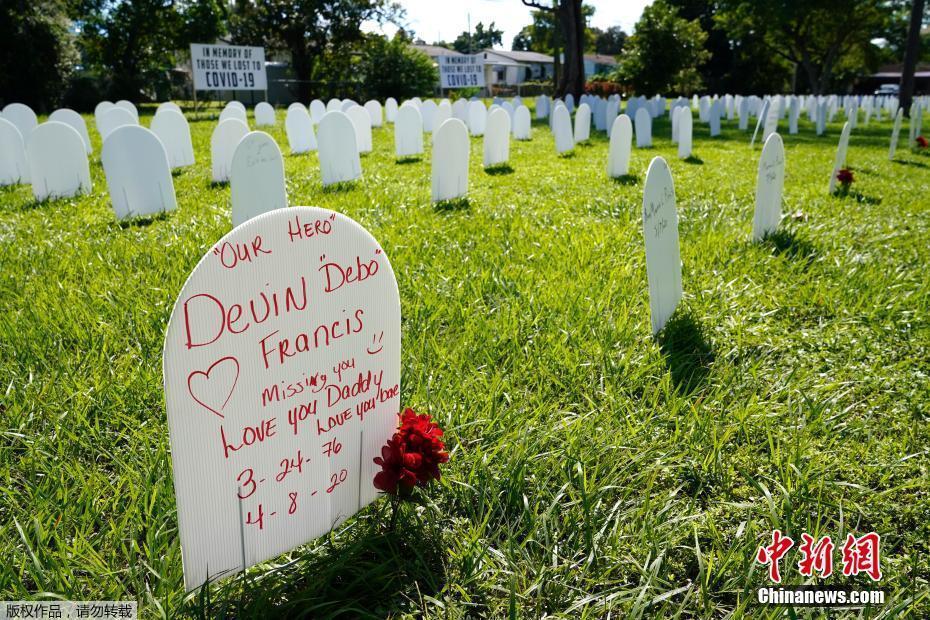 邁阿密公園擺塑料墓碑紀念新冠逝者 留言引人淚目