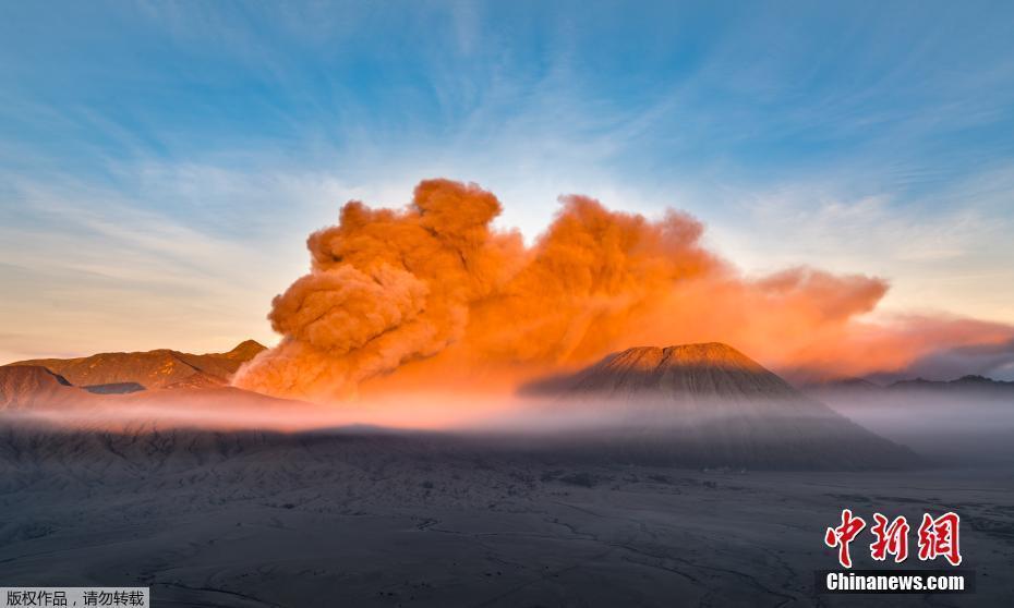 攝影師近距離拍攝火山噴發(fā) 場(chǎng)面壯觀