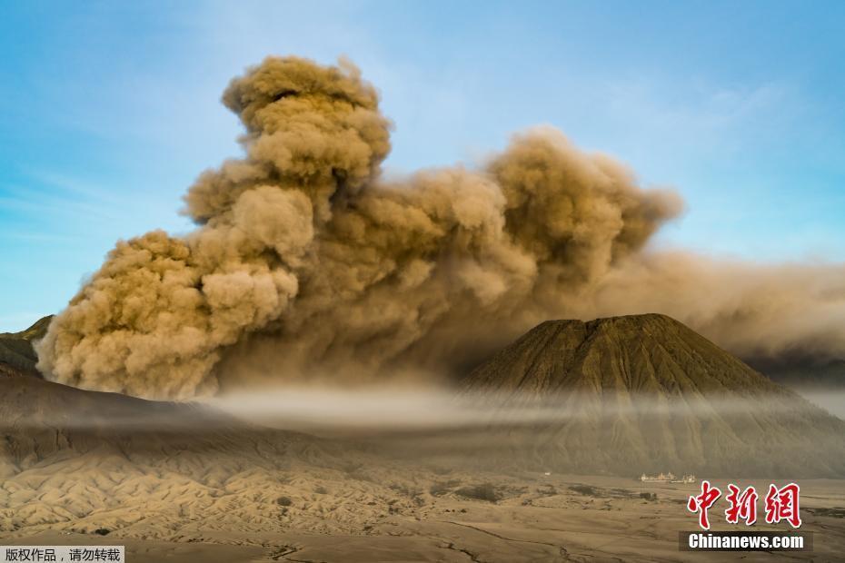 攝影師近距離拍攝火山噴發(fā) 場(chǎng)面壯觀