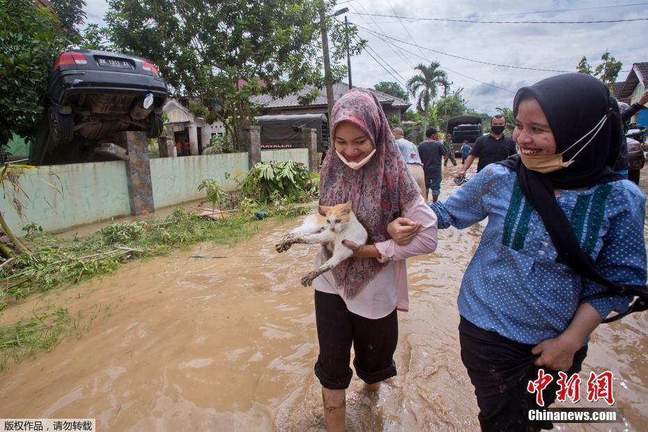 印尼棉蘭暴雨成災(zāi) 居民被洪水圍困