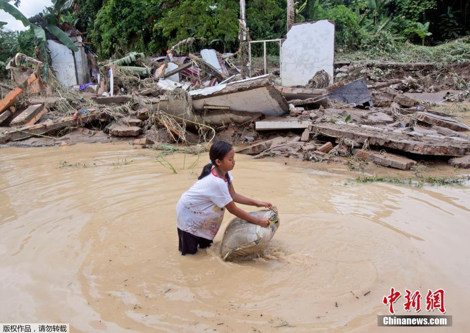 印尼棉蘭暴雨成災(zāi) 居民被洪水圍困