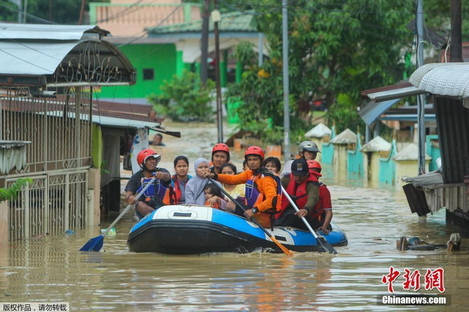 印尼棉蘭暴雨成災(zāi) 居民被洪水圍困