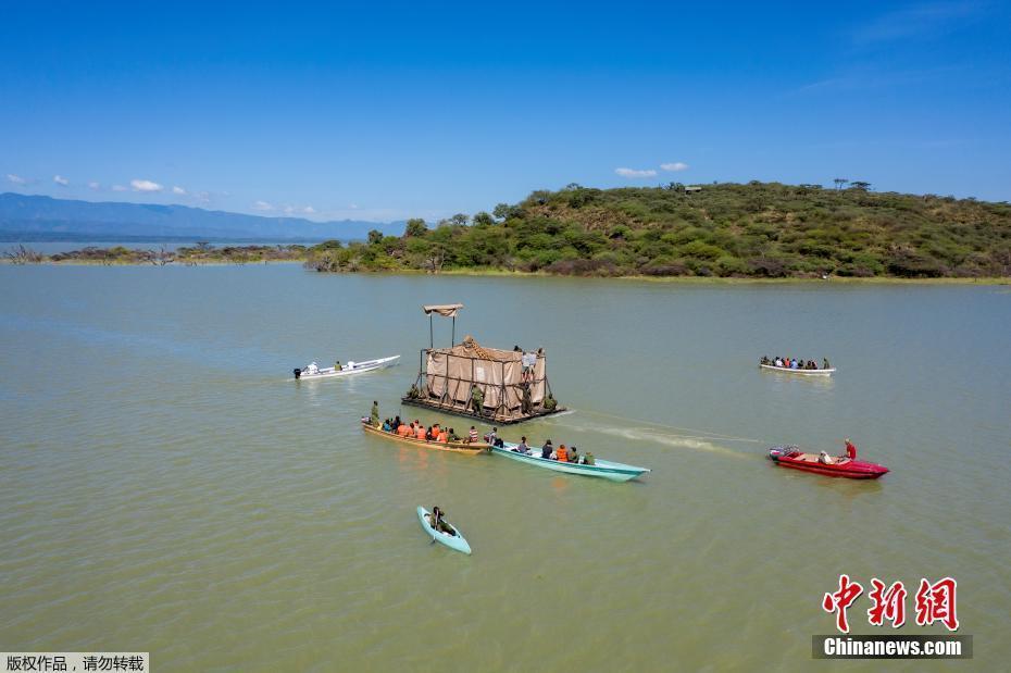 肯尼亞一頭長(zhǎng)頸鹿搭乘定制木舟逃離湖心島