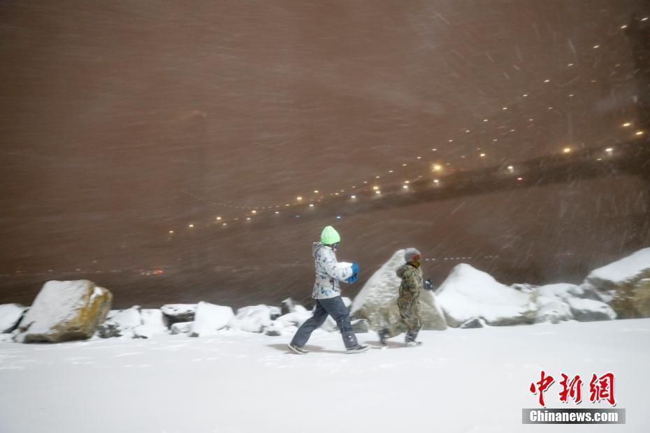 美國紐約降下大雪