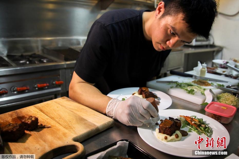 泰國一名男子腦洞大開 用雞毛制作牛排