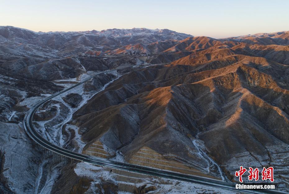 航拍冬日烏蘭察布蠻漢山 雪后披銀裝