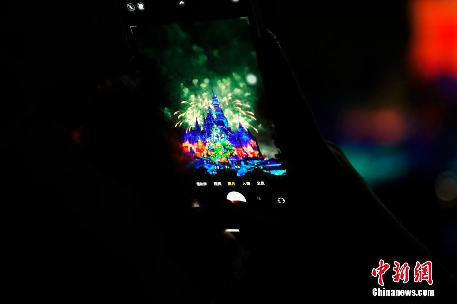 上海迪士尼迎新煙花美輪美奐 五周年慶典標(biāo)志正式揭曉