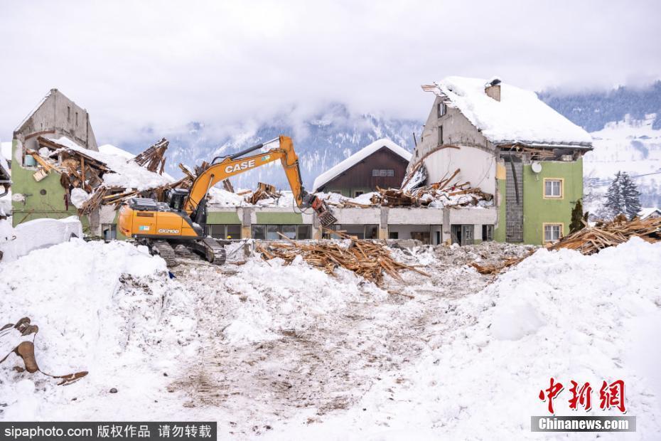 大雪導致奧地利房屋坍塌