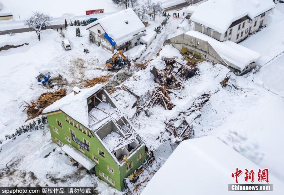 大雪導(dǎo)致奧地利房屋坍塌