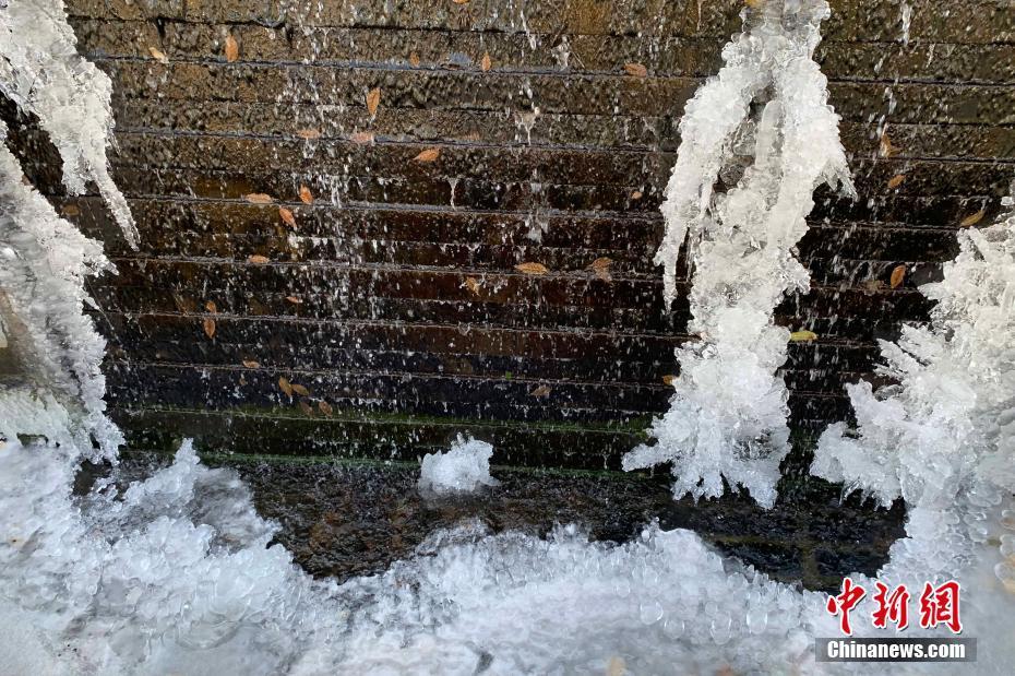 江苏扬州最低气温跌至零下10度 民众体验泼水成冰
