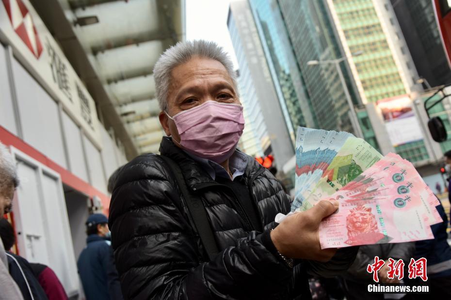 香港市民到銀行兌換新鈔迎接農(nóng)歷新年