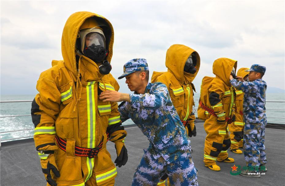 直擊現(xiàn)場,！南部戰(zhàn)區(qū)海軍開展實戰(zhàn)化訓(xùn)練