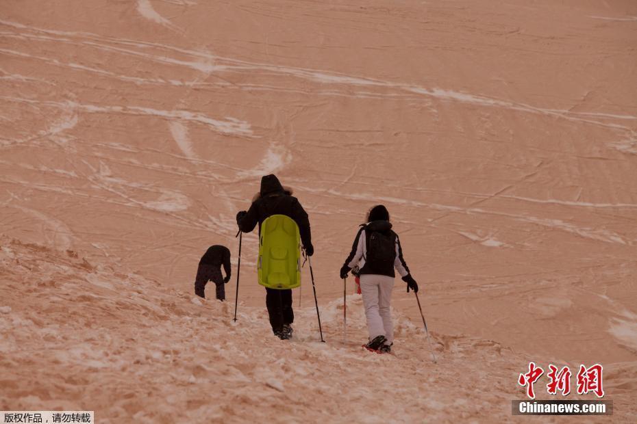 法國阿爾卑斯山遭遇撒哈拉沙塵 滑雪場變“沙漠”