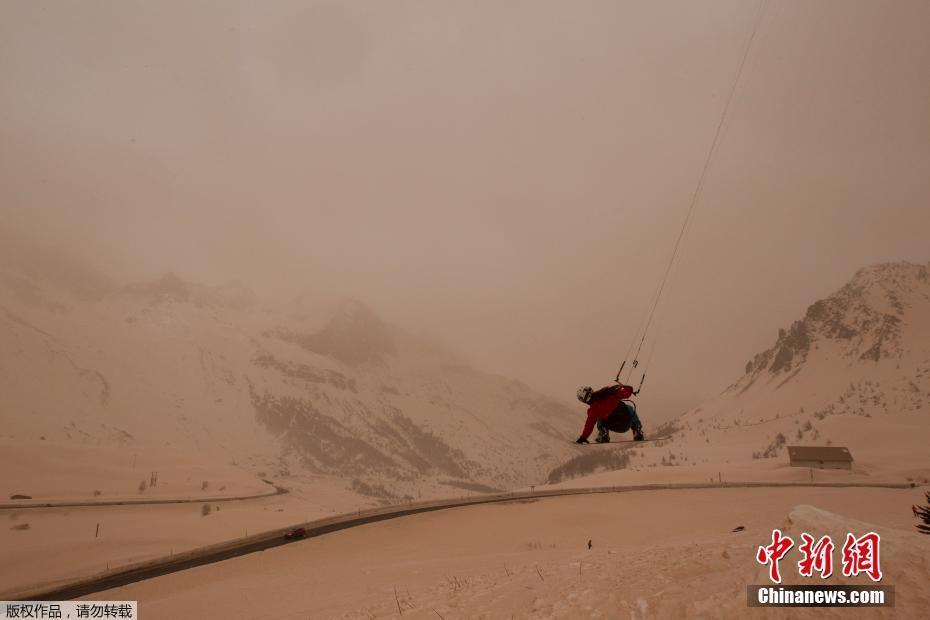 法國(guó)阿爾卑斯山遭遇撒哈拉沙塵 滑雪場(chǎng)變“沙漠”