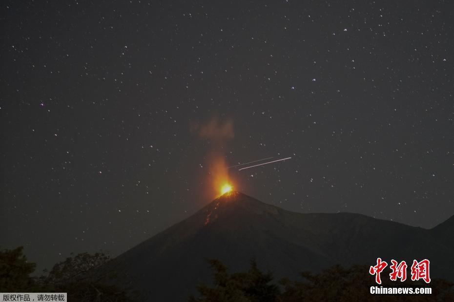 危地馬拉富埃戈火山星空下噴發(fā) 畫面壯觀