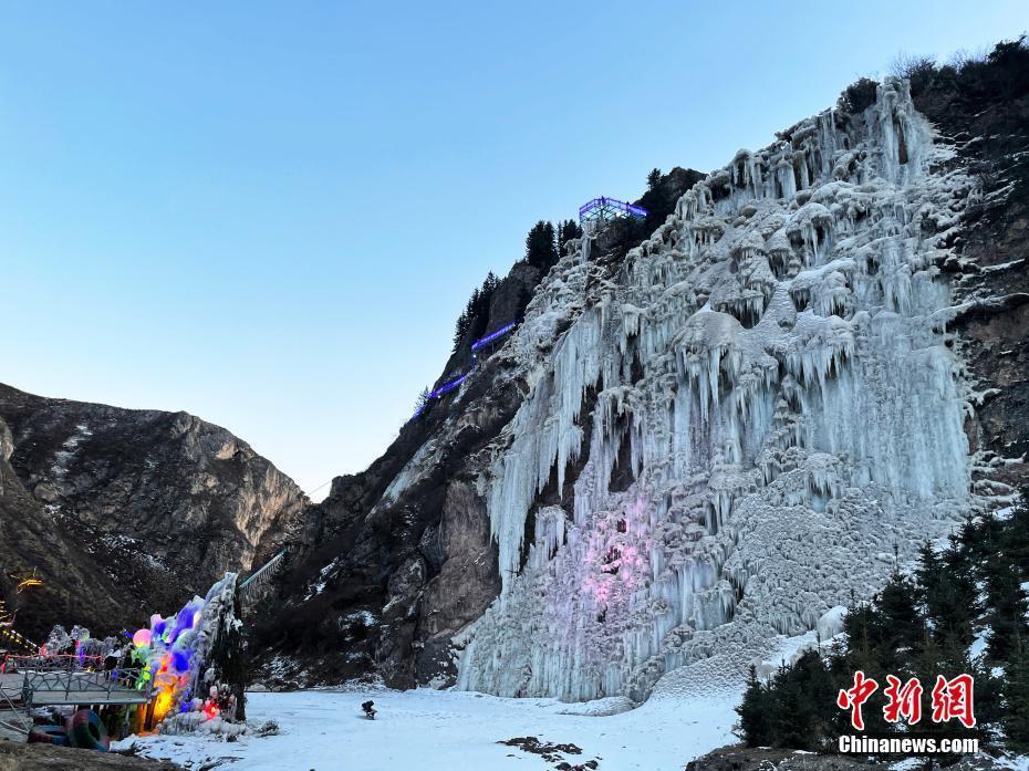 青海:4万平米冰瀑"亮相"宗家沟