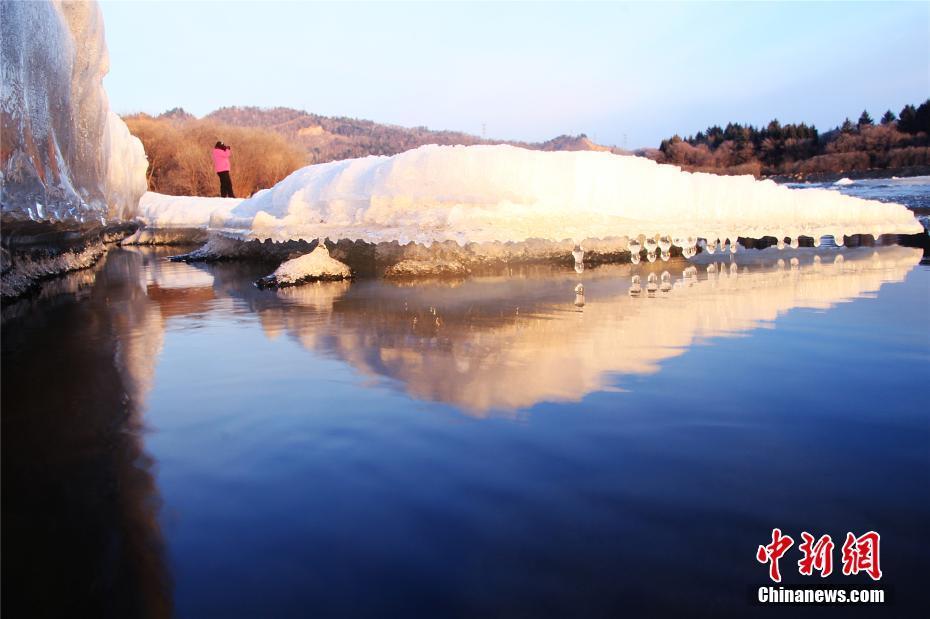 鬼斧神工,！黑龍江現(xiàn)風(fēng)蝕冰塊獨特春景