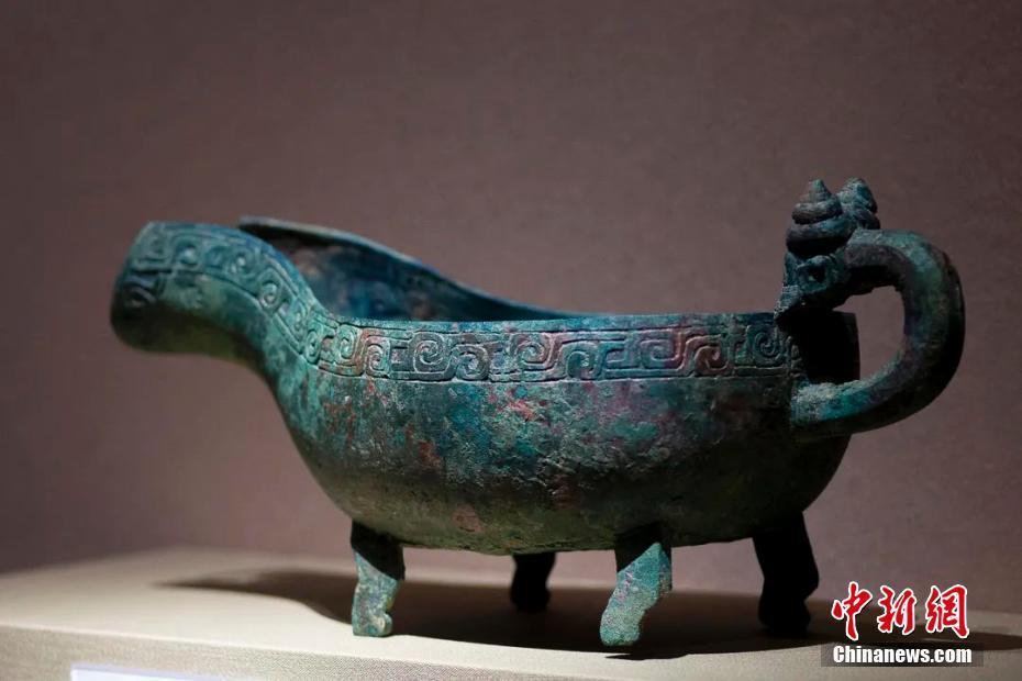 历代青铜器文物展示古代女性品格