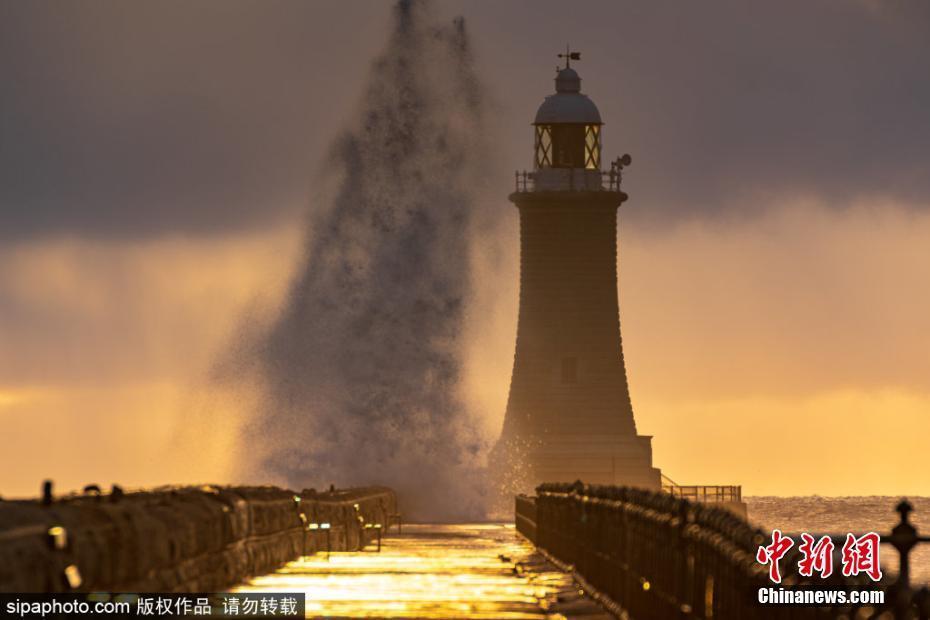 英國(guó)海濱碼頭迷人日出 天地染成一片金色