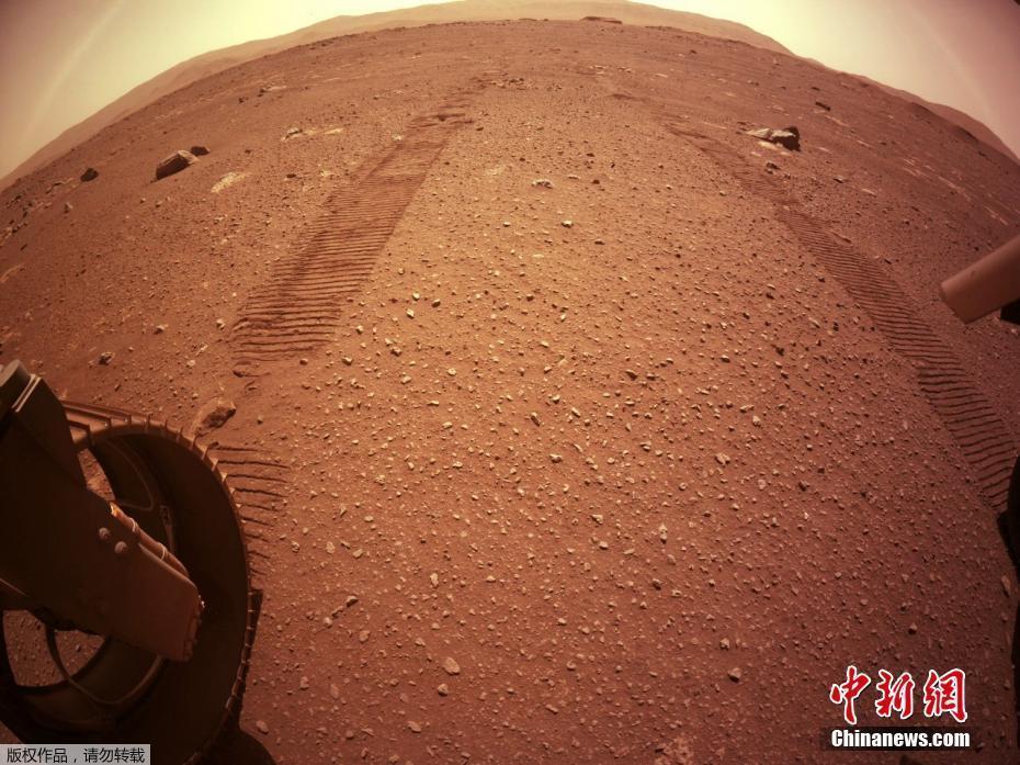 “毅力号”火星车在火星表面行走足迹照片公布