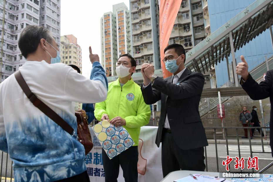 香港教育局局長(zhǎng)楊潤(rùn)雄簽名支持完善選舉制度