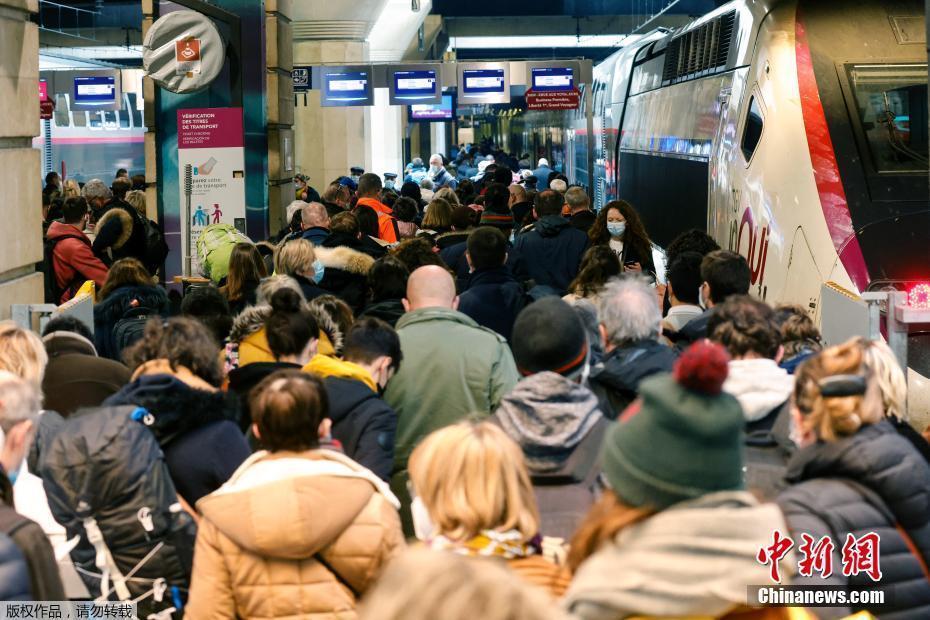 法国巴黎再次“封锁” 火车站现汹涌人潮