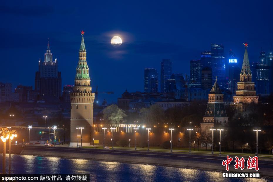 俄羅斯莫斯科圓月高掛 城市夜景精美迷人