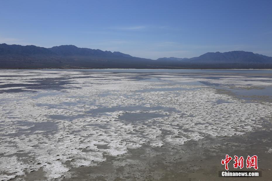 新疆烏魯木齊鹽湖景色迷人