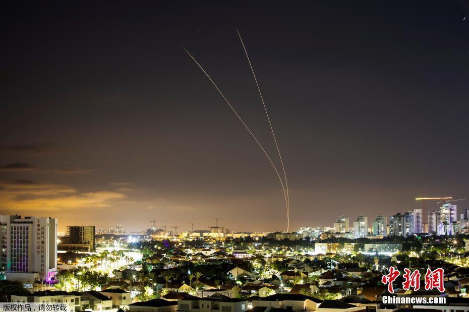 巴以沖突持續(xù)發(fā)生 火箭彈劃破夜空