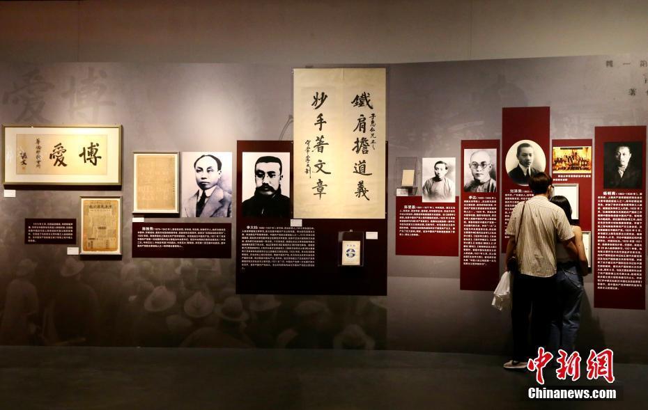 “百年航程 赤子僑心——慶祝中國共產(chǎn)黨成立100周年主題展”吸引民眾參觀