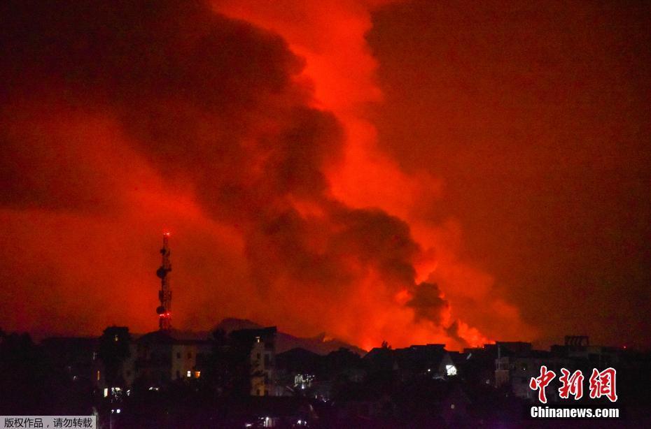 尼拉貢戈火山噴發(fā) 煙霧“染紅”天空