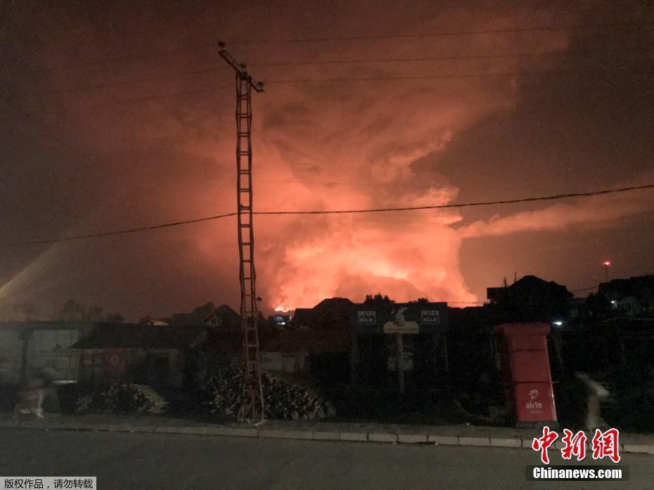 尼拉貢戈火山噴發(fā) 煙霧“染紅”天空