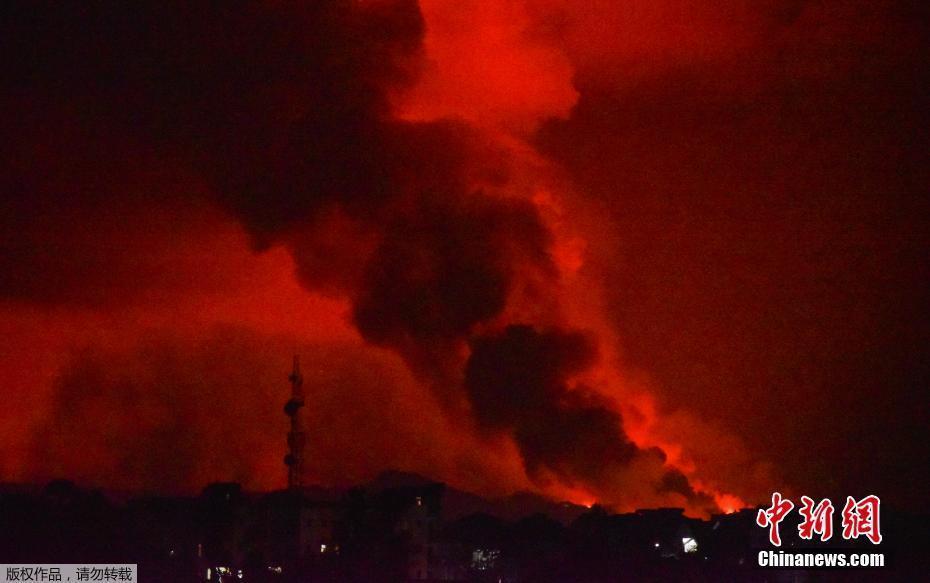 尼拉貢戈火山噴發(fā) 煙霧“染紅”天空