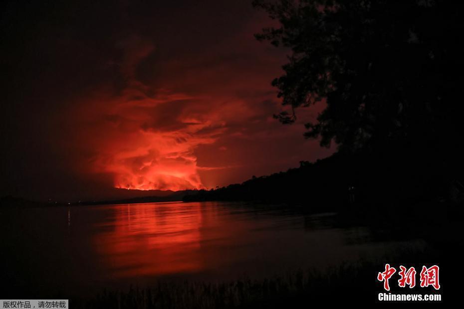 尼拉貢戈火山噴發(fā) 煙霧“染紅”天空